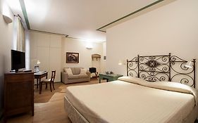 Borromeo Rooms Bed & Living